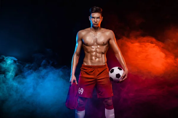 Teenager - fotbalista. Chlapec v fotbalové oblečení po hře s míčem. Sportovní koncepce. — Stock fotografie