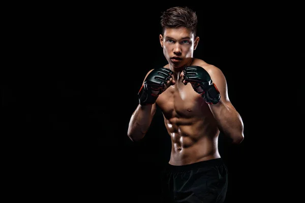 Boxeador de hombre deportista luchando sobre fondo negro con sombra. Copiar espacio. Boxeo concepto de deporte . — Foto de Stock