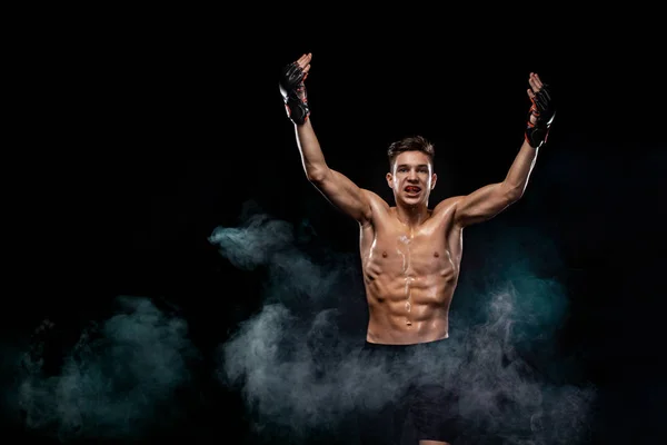 Desportista feliz adolescente boxeador lutando em fundo preto com sombra. Espaço Copiar. Conceito de desporto de boxe . — Fotografia de Stock