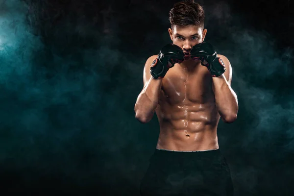 Boxeador adolescente deportista luchando sobre fondo negro con sombra. Copiar espacio. Boxeo concepto de deporte . — Foto de Stock