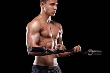 Güçlü kas vücut geliştirmeci atletik adam siyah arka plan üzerinde halter ile kasları pompalama. Egzersiz enerjisi vücut geliştirme konsepti.