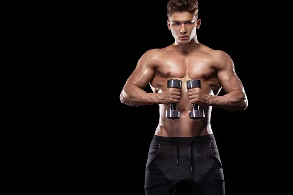 Hombre de deportes de fitness muscular, atleta con mancuerna en gimnasio de fitness. Energía y energía . — Foto de Stock