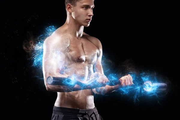 Fuerte musculoso culturista atlético hombre bombeando los músculos con la barra en el fondo negro. Concepto de culturismo de energía de entrenamiento . — Foto de Stock