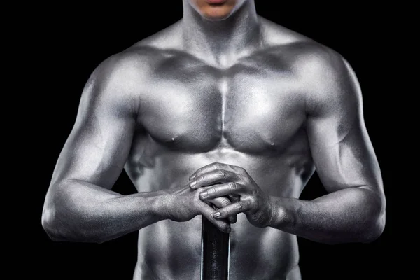 強い筋肉ボディビルダー運動選手のクローズアップ手は、黒い背景にバーベルで筋肉をポンプアップ.ワークアウトボディービルのコンセプト. — ストック写真