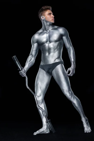 Brutal musclé musclé bodybuilder homme athlétique pompage les muscles avec haltère sur fond noir. Concept de musculation d'entraînement. Espace de copie pour les annonces de nutrition sportive . — Photo