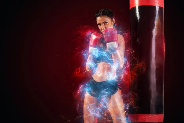 Boxer sportivo donna che fa allenamento di boxe in palestra. Ragazza con i guanti, abbigliamento sportivo sul sacco da boxe. Motivazione del fitness energetico . — Foto Stock