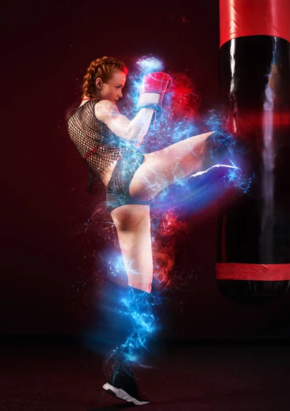 Boxer sportivo donna che fa allenamento di boxe in palestra. Ragazza con i guanti, abbigliamento sportivo sul sacco da boxe. Motivazione del fitness energetico . — Foto Stock