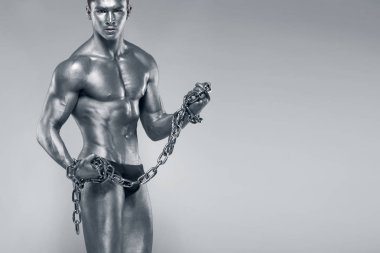 Acımasız güçlü kas vücut geliştirmeci atletik demir adam siyah arka plan üzerinde kasları pompalama. Egzersiz vücut geliştirme konsepti. Spor beslenme reklamları için kopya alanı.