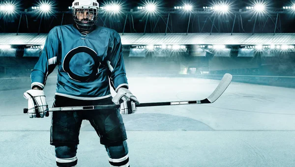 Hockey sobre hielo jugador atleta en el casco y guantes en el estadio con palo. Disparo de acción. Concepto deportivo . — Foto de Stock