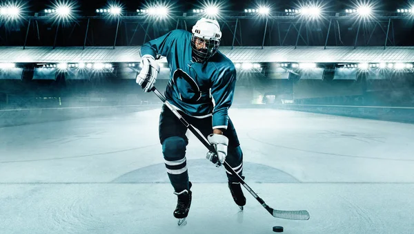 IJshockeyspeler atleet in de helm en handschoenen op het stadion met stok. Actie schot. Sportconcept. — Stockfoto