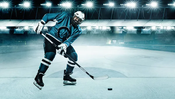 Lední hokejista sportovec v helmě a rukavice na stadionu s holí. Akční záběr. Sportovní koncept. — Stock fotografie