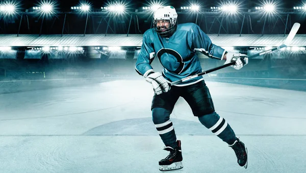 Hockey sobre hielo jugador atleta en el casco y guantes en el estadio con palo. Disparo de acción. Concepto deportivo . — Foto de Stock