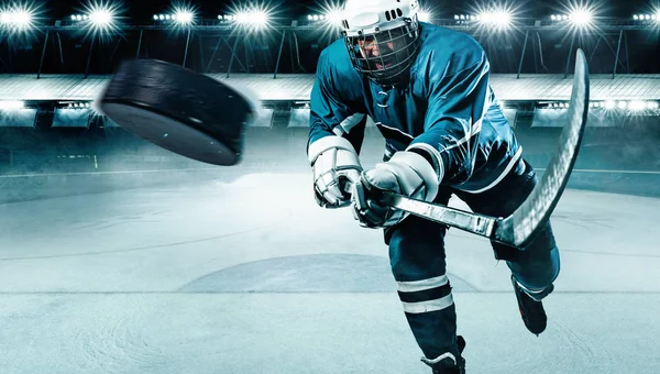 Athlète joueur de hockey sur glace dans le casque et gants sur le stade avec bâton. Coup de feu. Concept sportif. — Photo