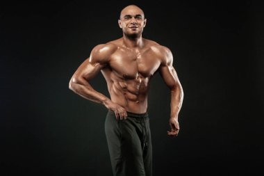 Olay yerinde vücut geliştirme yarışmaları. Adam sporcular vücut geliştirmeci fiziği ve atlet. Fitness motivasyonu.