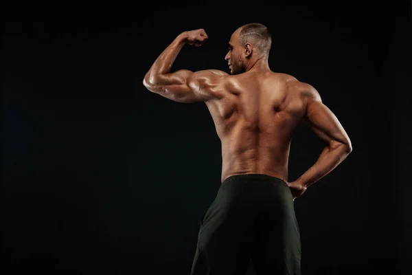Αγώνες bodybuilding στον τόπο του εγκλήματος. Άνθρωπος αθλητές bodybuilder σωματική διάπλαση και αθλητής. Κίνητρα καταλληλότητας. — Φωτογραφία Αρχείου