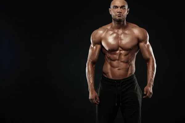 Competições de halterofilismo no local. Homem desportistas fisiculturista físico e atleta. Motivação física . — Fotografia de Stock