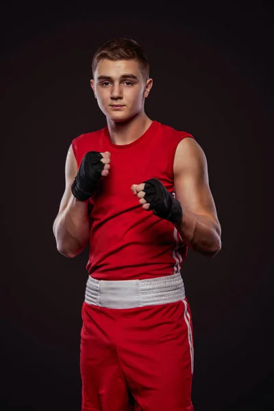 Esportista, pugilista lutando com luvas. no fundo preto — Fotografia de Stock