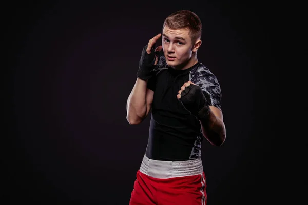 Sportsman, man boxare slåss i handskar. på svart bakgrund — Stockfoto