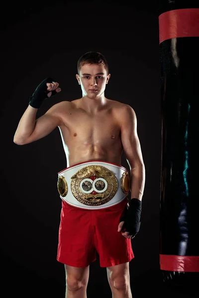 Esportista, boxeador lutando com luvas com cinto de campeão. Isolado em fundo preto com fumaça. Espaço de cópia . — Fotografia de Stock