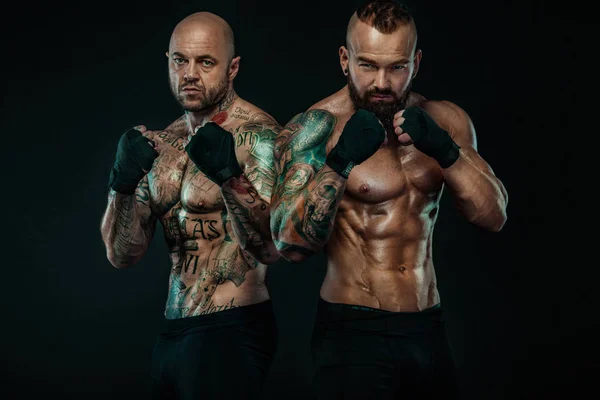 Два спортивного боксерів борються на чорному фоні. Копіювати пробіл. Концепція боксу спорт. — стокове фото