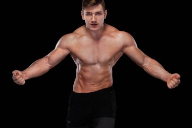 Vücut geliştirme yarışmalar sahnede. Erkek sporcular fiziksel ve atlet. Işıklı siyah arka plan.