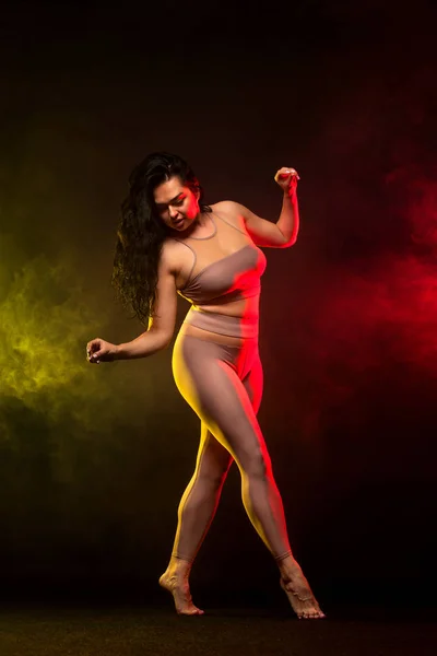 SIze más mujer, bailarina de baile. Baile étnico. Baile del vientre. Baile tribal . — Foto de Stock