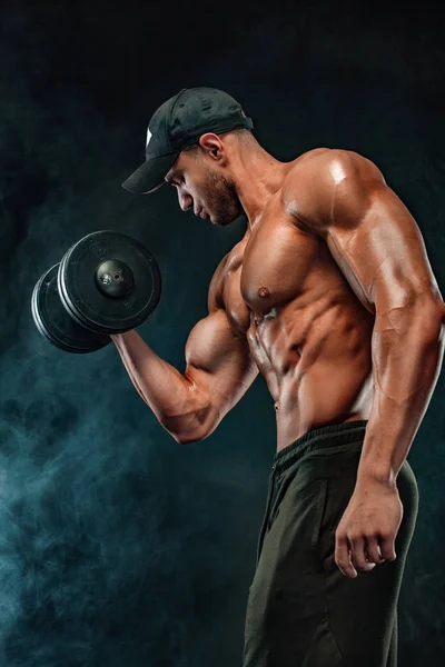 Muscular fitness sports man, atlete with dumbbell in fitness gym. — Stockfoto