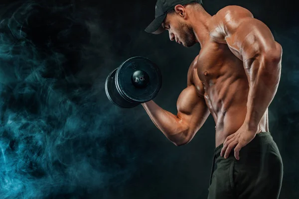 Muscular fitness sports man, atlete with dumbbell in fitness gym. — Stockfoto