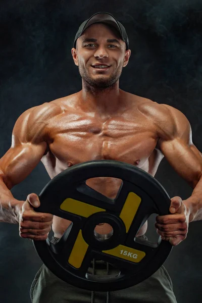 Sportovní zdatnost, sportovec s barbellem v fitness tělocvičně. — Stock fotografie