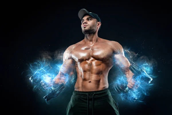 Muskulöser Fitnesssportler, Atlett mit Kurzhantel im Fitnessstudio. Energie und Macht. — Stockfoto