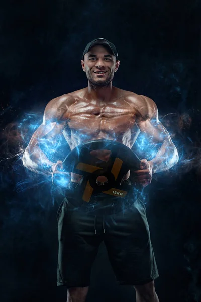 근육 질 적 스포츠 남자, 피트니스 체육관에서 바벨과 아틀레테. 에너지 및 전력. — 스톡 사진