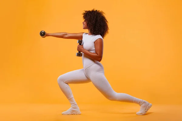 运动适合的女人，运动员与哑铃使健身运动在白色背景。健身和工作动力. — 图库照片