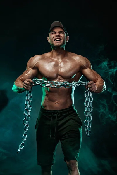 Мускулистый спортсмен, атлет с сетями фитнес-залов . — стоковое фото
