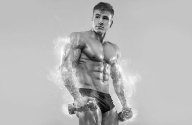 Acımasız güçlü kas vücut geliştirmeci atletik adam beyaz arka plan üzerinde dumbbell ile kasları pompalama. Egzersiz vücut geliştirme konsepti. Siyah beyaz fotoğraf.