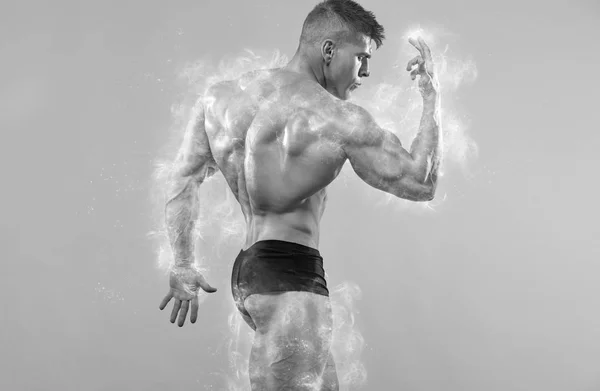 Brutal fuerte musculoso culturista atleta hombre bombeando los músculos sobre fondo blanco. Concepto de culturismo de entrenamiento. Foto en blanco y negro . — Foto de Stock
