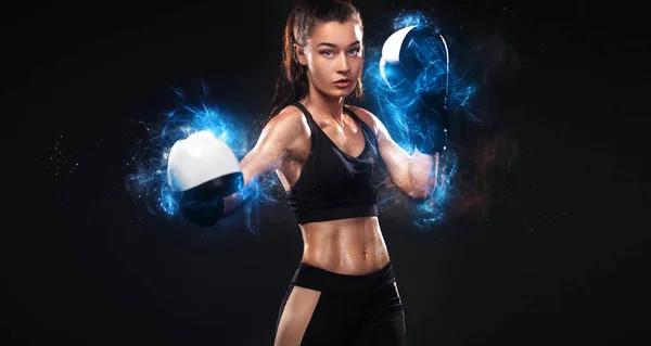 Sportler, Boxerin, die in Handschuhen auf schwarzem Hintergrund kämpft. Box- und Fitnesskonzept. — Stockfoto
