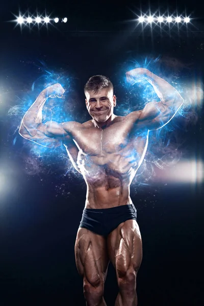 Starker muskulöser Bodybuilder Athlet, der auf schwarzem Hintergrund posiert und Muskeln aufpumpt. Trainingskonzept Bodybuilding. — Stockfoto