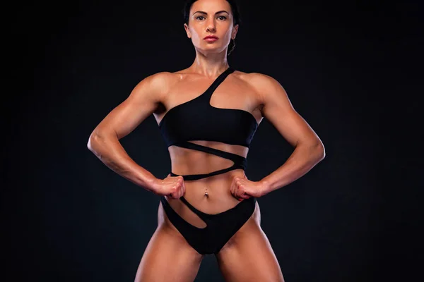 Sportif ve uygun kadın atlet, vücut geliştirmeci. Egzersiz ve fitness motivasyonu. — Stok fotoğraf