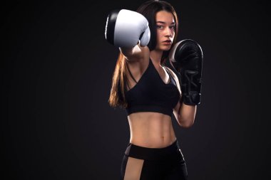 Sporcu, siyah arka planda eldiven mücadele kadın Boxer. Boks ve fitness konsepti.