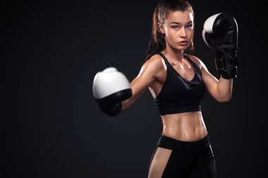 Siyah arka planda kadın boksör. Boks ve fitness konsepti.