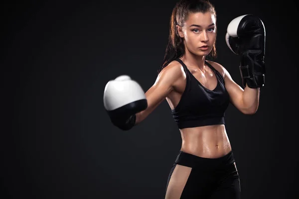 Boxer donna su sfondo nero. Boxe e fitness concept . — Foto Stock