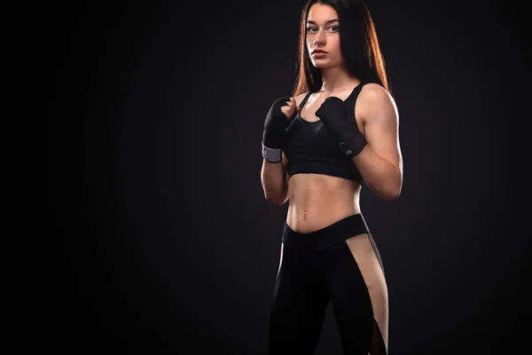 Boxeur femme sur fond noir. Concept de boxe et de fitness . — Photo