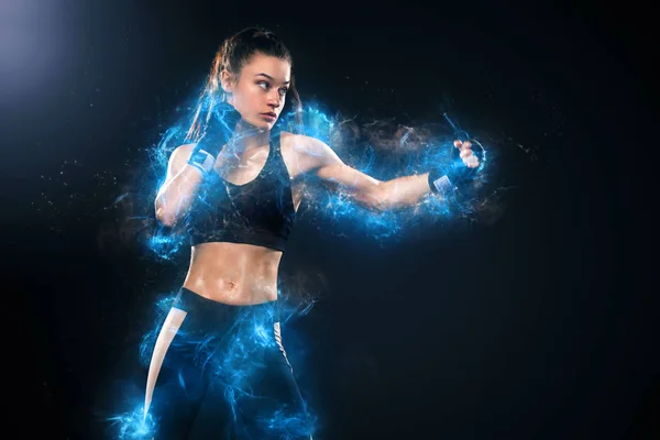 Спортсменка, боксерка, яка бореться в рукавичках на чорному тлі. Концепція боксу та фітнесу. Енергія та мотивація . — стокове фото