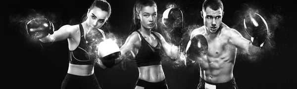 Gruppo di tre sportivi, donne e pugili che lottano con i guanti su sfondo nero. Boxe e fitness concept . — Foto Stock