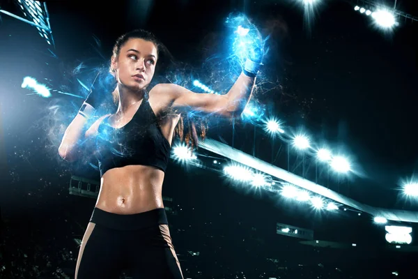 Deportista, boxeadora peleando con guantes sobre fondo negro. Concepto de boxeo y fitness. Energía y motivación . — Foto de Stock