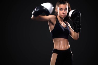 Siyah arka planda kadın boksör. Boks ve fitness konsepti.