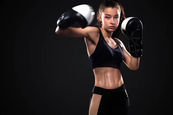 Mulher boxeadora no fundo preto. Conceito de boxe e fitness . — Fotografia de Stock