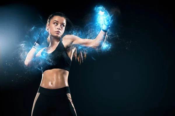 Deportista, boxeadora peleando con guantes sobre fondo negro. Concepto de boxeo y fitness. Energía y motivación . — Foto de Stock