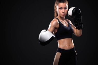 Siyah arka planda kadın boksör. Boks ve fitness konsepti.