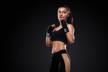 Sporcu, siyah arka planda eldiven mücadele kadın Boxer. Boks ve fitness konsepti.